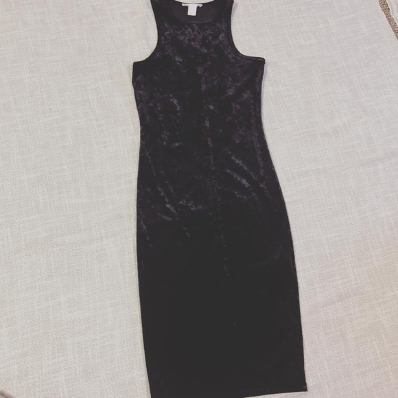 ✨2/$30✨ Velvet / velour bodycon sleeveless midi dress - Picture 2 of 3
